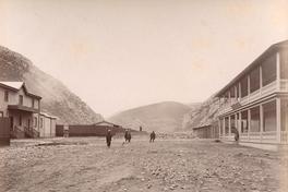 [Vista de calle de tierra y Hotel Oroya]