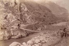 [Río y puente para llegar al Hotel Oroya]