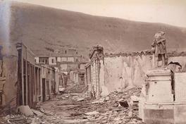 [Ruinas de la ciudad de Chorrillos, con el monumento a Cristóbal Colón decapitado, Batalla de Chorrillos, Guerra del Pacífico]