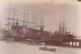 [Barcos y botes en muelle]