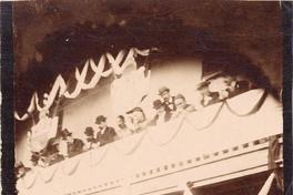 [Manifestación, celebración : hombres con gorros de copas en barandas, en Perú]