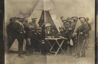 [Reunión de militares, junto a una tienda de campaña de la época, Guerra del Pacífico]