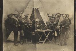 [Reunión de militares, junto a una tienda de campaña de la época, Guerra del Pacífico]