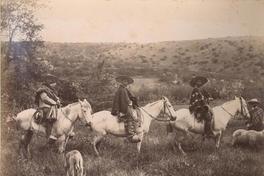 [Tres huasos a caballo en un cerro]