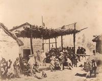 [Cueca: parejas bailando cueca acampada en una ramada, con campesinos]