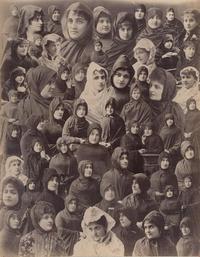 [Retratos de mujeres de medio cuerpo]