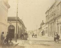 [Calle con transeúntes y carretas]