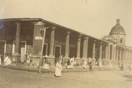 [Mercado de Asunción : con mujeres caminando]