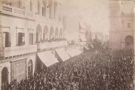 [Manifestación yo celebración multitudinaria en las calles, vista de gente caminando]