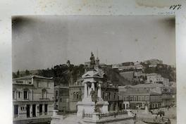 [Monumento a Arturo Prat en Valparaíso, de fondo se divisan los cerros]