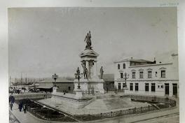 [Monumento a Arturo Prat en Valparaíso, de fondo se divisan unos barcos]