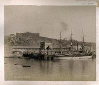 [Vista del muelle fiscal de Valparaíso, con un barco atracado]