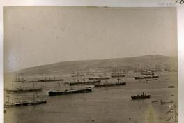 [Vista general del Puerto de Valparaíso, con barcos en el mar]