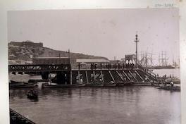 [Vistal del muelle fiscal de Valparaíso, con botes para pasajeros]