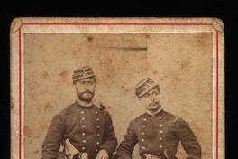 [Dos soldados chilenos, parados con uniforme]