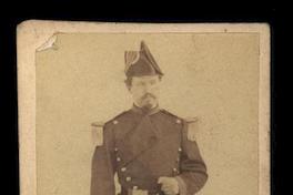 [Retrato de un hombre parado con uniforme]