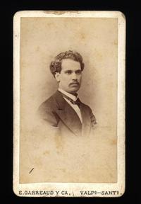 [J.A. Vivar, retrato de medio cuerpo]