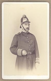 [Hombre no identificado. Retrato de medio cuerpo con uniforme de bombero]