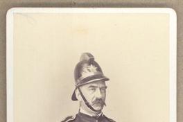 [Hombre no identificado. Retrato de medio cuerpo con uniforme de bombero]