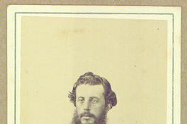 [Hombre no identificado, retrato de medio cuerpo]