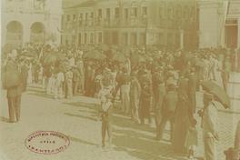 [Personas a la espera de la oficialidades chilenas para el "five o'clock tea" en la Municipalidad, Salvador de Bahía, Brasil]