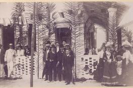 [Reunión social, personas con vestimenta formal, en la entrada de una casa, Salvador de Bahía, Brasil]