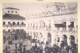 [Personas celebrando en las afueras del edificio de la Municipalidad de Salvador de Bahía, Brasil]