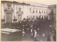 [Manifestación de las facultades, frente a la catedral y al edificio de Cs. Médicas, Salvador de Bahía, Brasil]