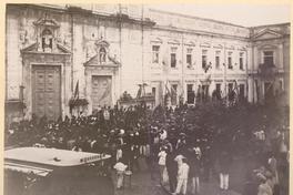 [Manifestación de las facultades, frente a la catedral y al edificio de Cs. Médicas, Salvador de Bahía, Brasil]