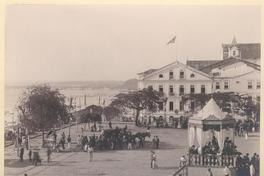 [Vista del sector de la Plaza de Consejo y Consulado Inglés, con personas y carruajes]