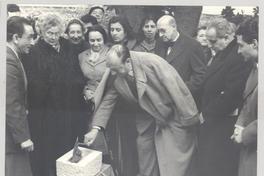 [Pablo Neruda colocando una primera piedra, junto a Guillermo Feliú Cruz y otras personas]