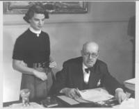 [Guillermo Feliú Cruz en su despacho junto a su secretaria]