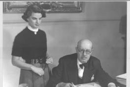 [Guillermo Feliú Cruz en su despacho junto a su secretaria]