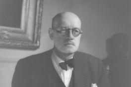 [Guillermo Feliú Cruz, retrato de medio cuerpo parado]