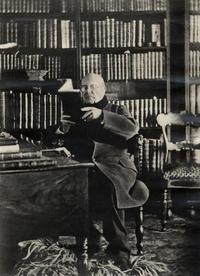 [Andrés Bello sentado leyendo en un escritorio con una biblioteca de fondo]