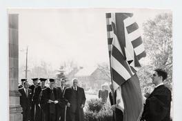 [Guillermo Feliú Cruz, junto a otros señores en ceremonia de graduación, entrando a un edificio. Estados Unidos]