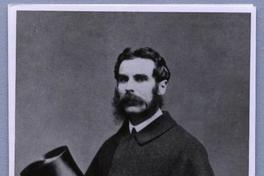 [Marcial Martínez Cuadros, retrato de cuerpo entero, con un abrigo de capa y un sombrero de copa en su mano]