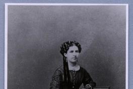 [Edelmira de la Cruz de Gana, retrato de cuerpo entero, apoyada en un pedestal]