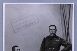 [Coronel Silva Sánchez, retrato en dos imagenes del personaje: parado y sentado]