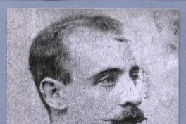 [Retrato de perfil de medio cuerpo de un hombre no identificado]