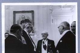 [Charles de Gaulle, Carlos Morla Lynch, y otros conversando parados]