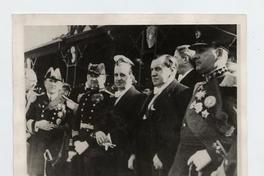 [Arturo Alessandri Palma, con otras personalidades uniformadas, en ceremonia]