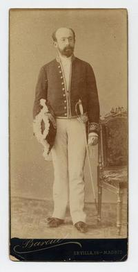 [José Toribio Medina, retrato de cuerpo entero con uniforme]