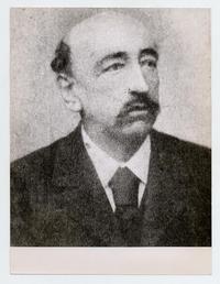 [Retrato de medio cuerpo de hombre no identificado]