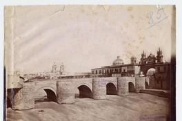[Puente de piedra sobre el río Rimac en Lima, Perú]