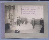 [Hombres en tenida formal entrando a un edificio]