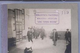 [Hombres en tenida formal entrando a un edificio]