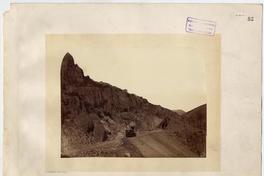 [Paso del ferrocarril de Valparaíso a Santiago, por la ladera de un cerro pedregoso]