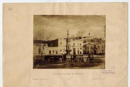["Plaza de la ciudad de Guadalupe", con personas caminando, en el fondo se divisa un cerro con construcción]