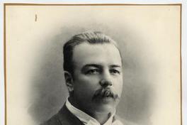 [Retrato plano medio corto de un hombre joven, de cabello corto peinado hacia atrás y bigote, viste traje, camisa de cuello alto y corbata-humita]